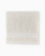 Bello Ivory Bath Towel Indulge in the soft simplicity of Bello, crafted from the finest combed cotton to weave a perfectly plush and absorbent towel. Premium color performance through a revolutionary dyeing process renders them fade-resistant in sunlight, repeated washings, and most common bleaching agents. 
Made in Portugal 
100% Combed cotton 
Terry with honeycomb patterned dobby border 
Fade-resistant dyes 